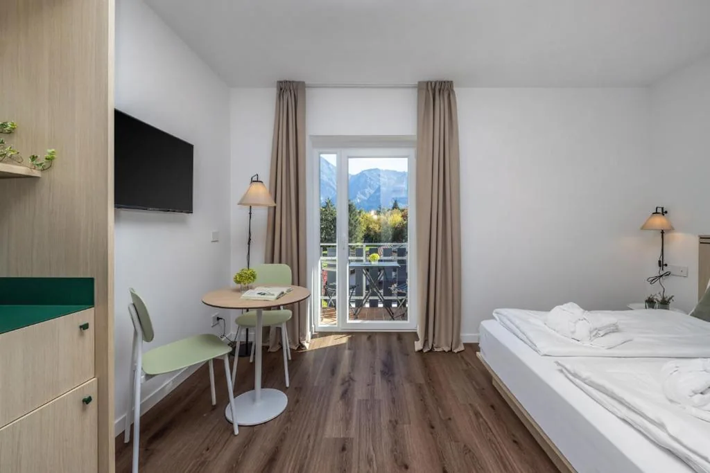 Camera Matrimoniale con Vista Montagna — Hotel Al Sorriso Greenpark & Wellness