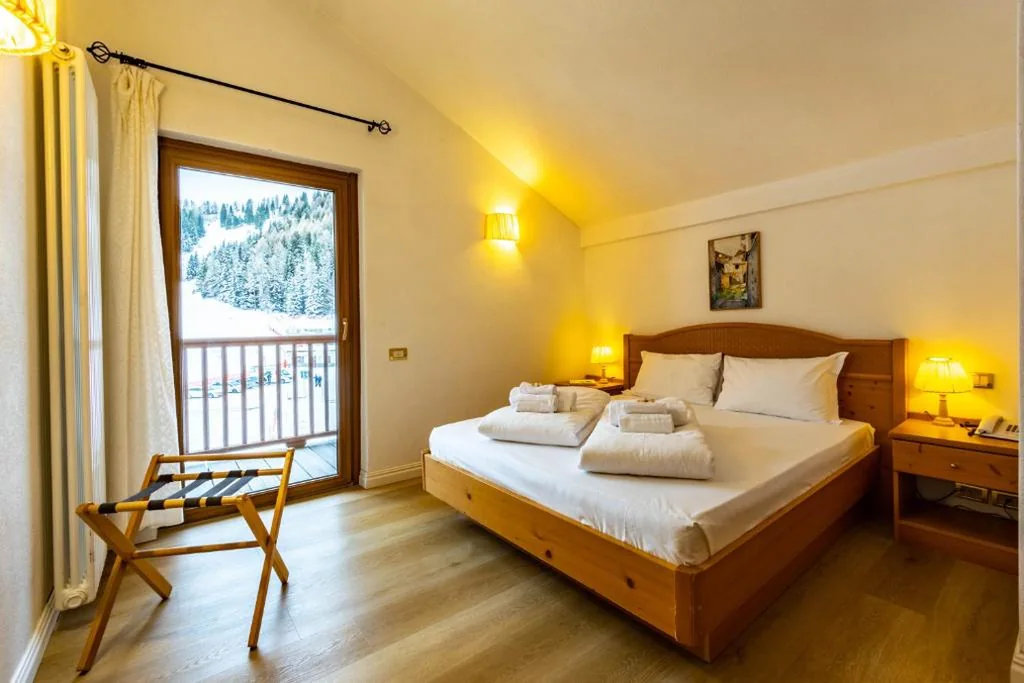 Camera Matrimoniale con Vista Montagna — Hotel Grizzly “Ski-in Ski-out”