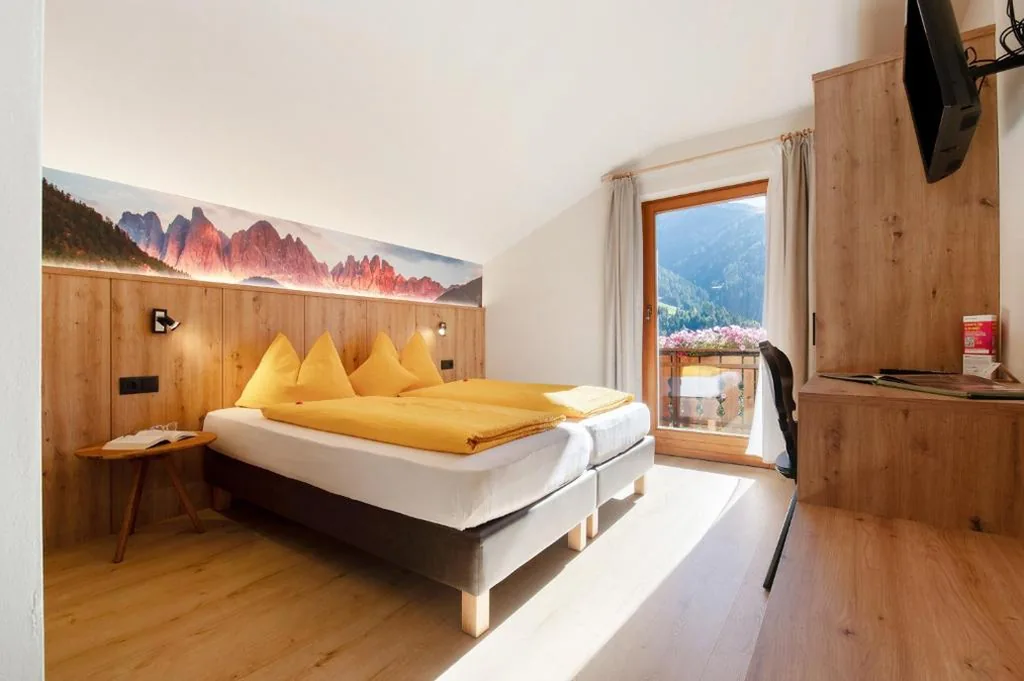 Camera Matrimoniale con Vista Montagna — Veltierhof Villnöß