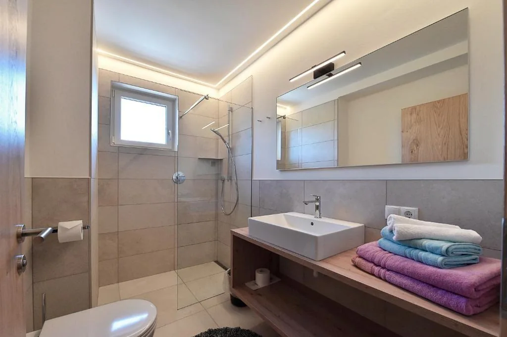 Camera Matrimoniale con Vista Piscina — Chalet Anna