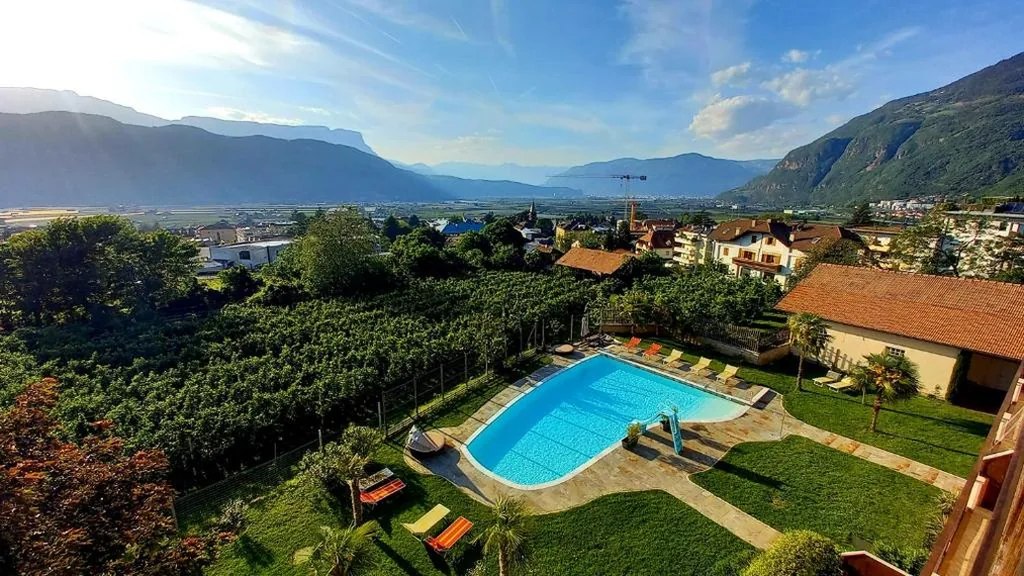 Double Room with Pool View — Hotel Garni Grüner Baum (Albero Verde)