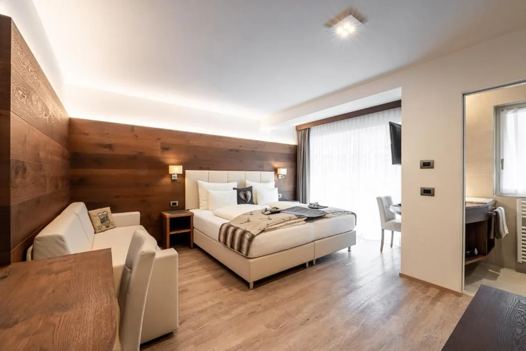 Deluxe Double Room — Arya Alpine Lodge