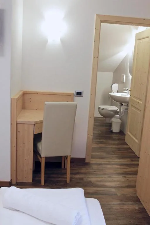Camera Matrimoniale Deluxe con 1 Letto Supplementare — Ski Lodge Pampeago