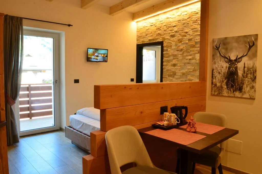 Camera Matrimoniale Deluxe con Balcone — Aria Alpina Guest House Affittacamere