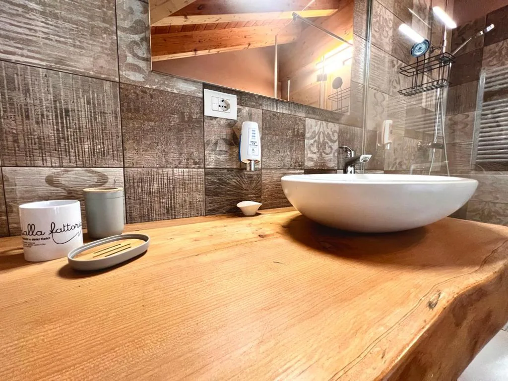 Camera Matrimoniale Deluxe con Balcone — CROSINA HOLIDAY – B&B dalla Fattoria della Patty