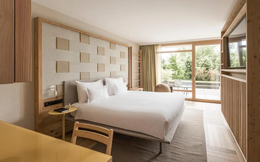 Camera Matrimoniale Deluxe con Balcone — Falkensteiner Hotel Kronplatz – The Leading Hotels of the World