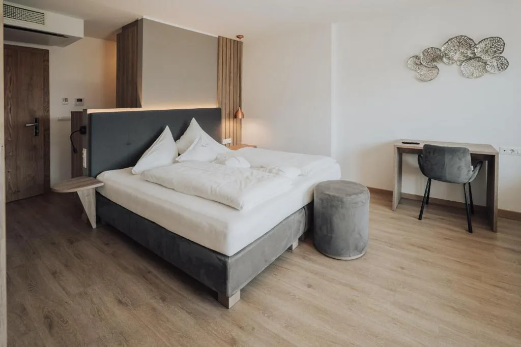 Deluxe Double Room with Balcony — Hotel Lisetta