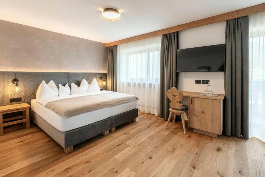 Camera Matrimoniale Deluxe con Balcone — Hotel Niblea Dolomites