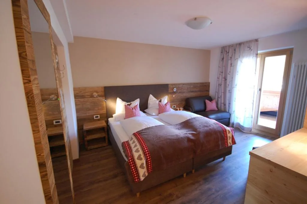 Camera Matrimoniale Deluxe con Balcone — Monti Pallidi B&B Apartments