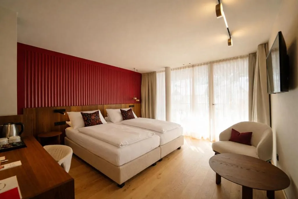 Camera Matrimoniale Deluxe con Balcone — The Oswald Grand Hotel