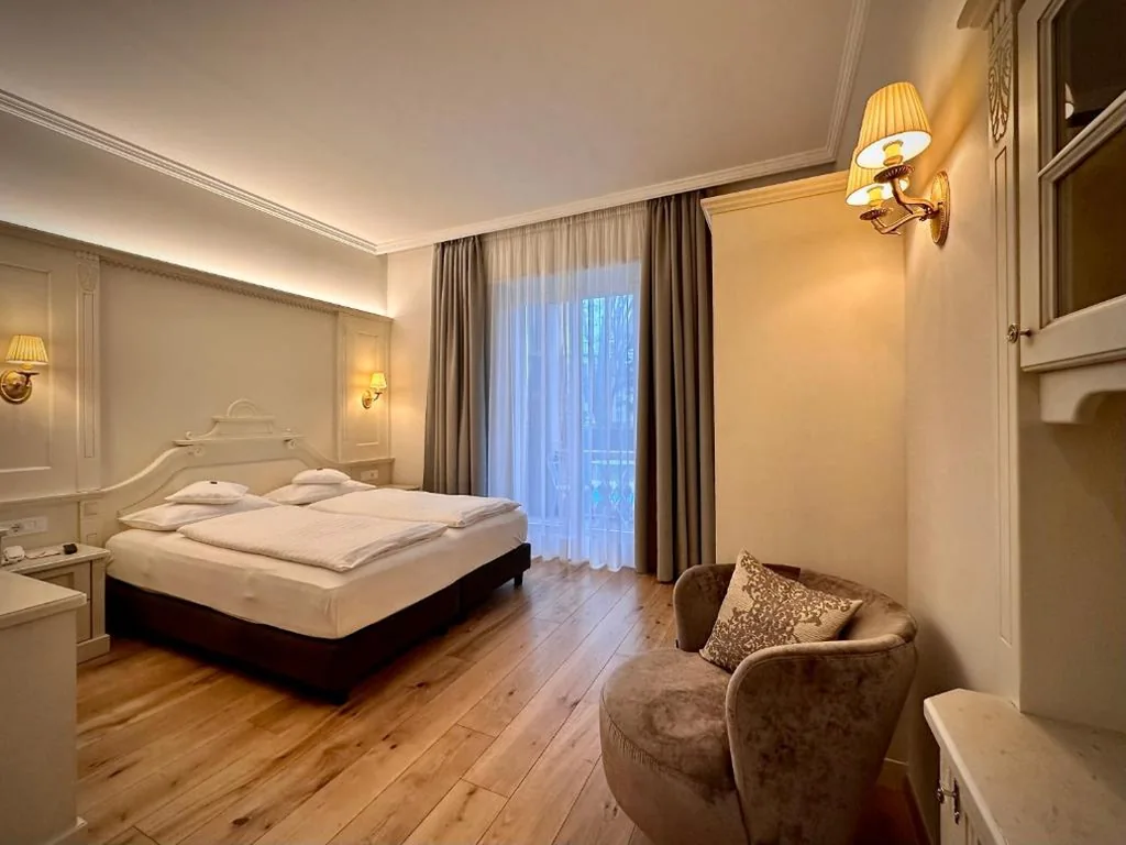 Deluxe Double Room with River View and Balcony — Windsor Merano Hotel & Suites