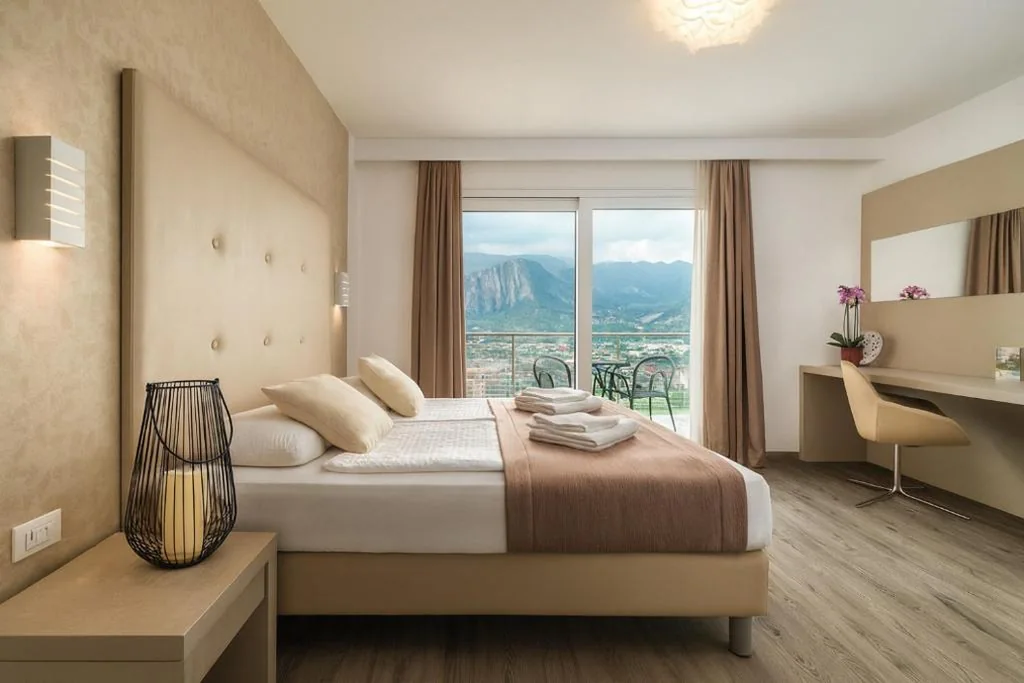 Deluxe Double Room with Lake View — Hotel Benacus Panoramic