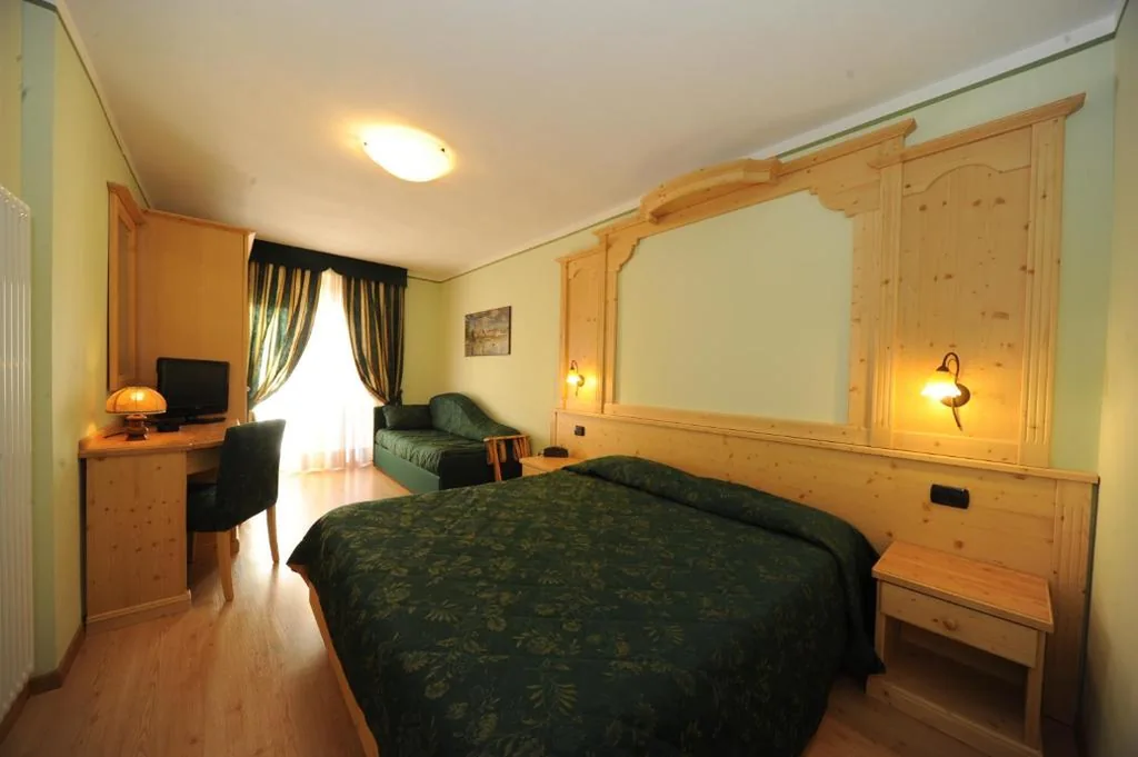 Deluxe Double Room — Hotel Canada