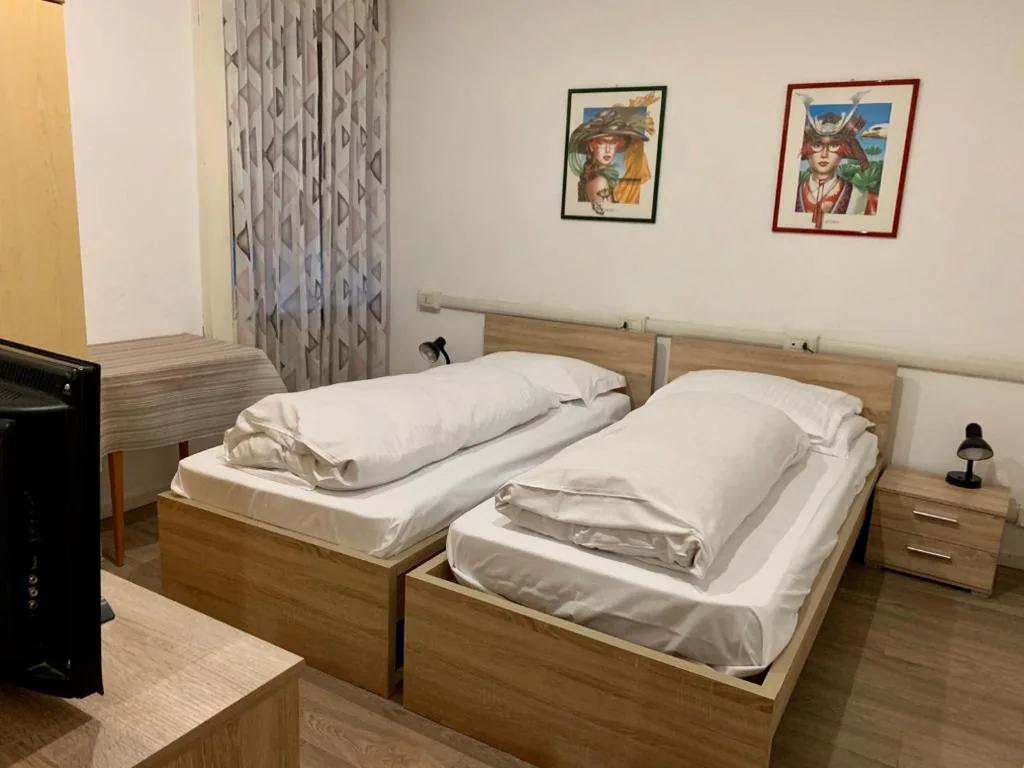 Camera Matrimoniale/Doppia con Letti Singoli — B&B Hotel Dolomiti