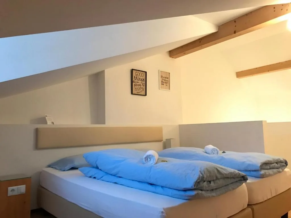 Camera Matrimoniale/Doppia con Letti Singoli con Bagno in Comune — Argentieri Guesthouse