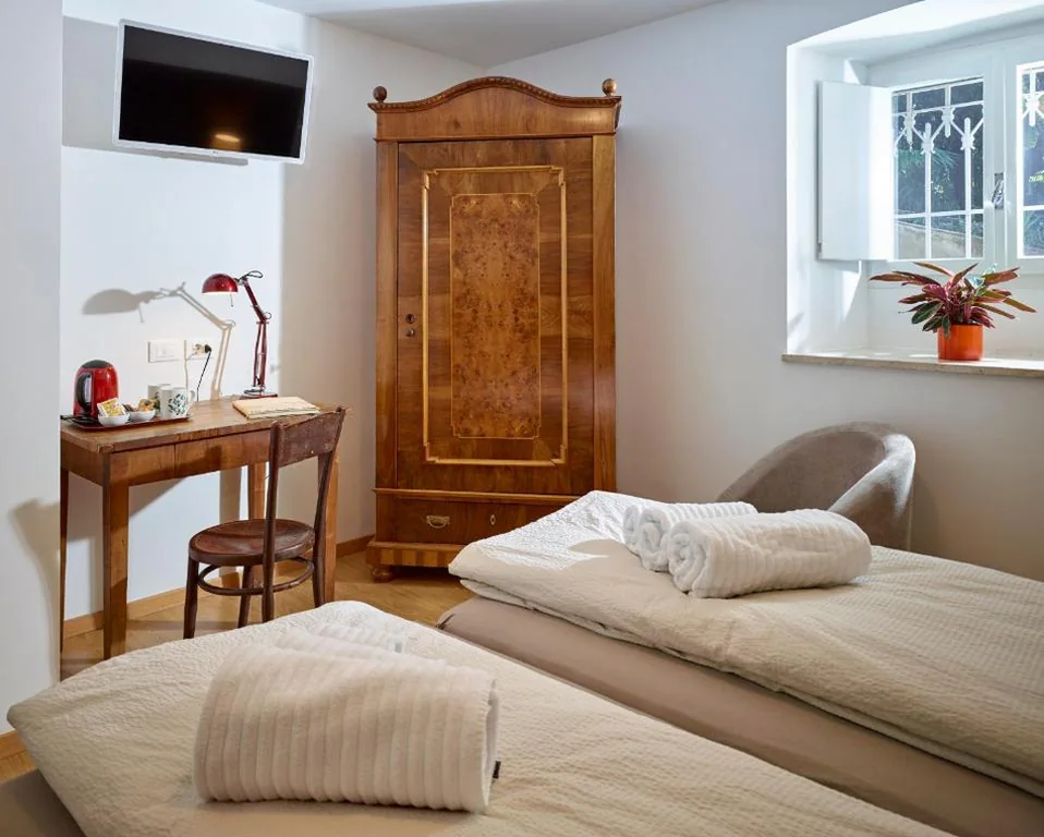 Camera Matrimoniale/Doppia con Letti Singoli con Bagno Privato Esterno — B&B Ai Colli