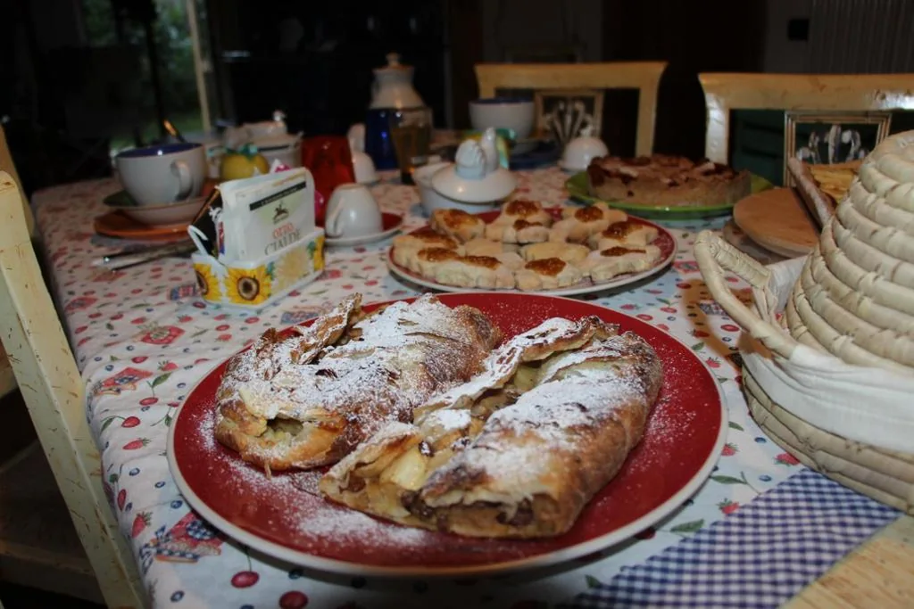 Camera Matrimoniale/Doppia con Letti Singoli con Bagno in Comune — B&B Casa Delle Fate