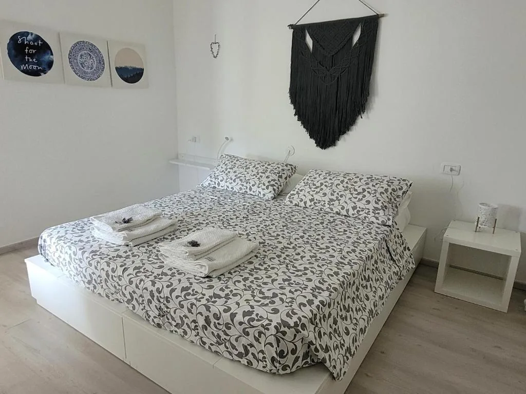 Camera Matrimoniale/Doppia con Letti Singoli con Bagno in Comune — B&B Dal Nonno