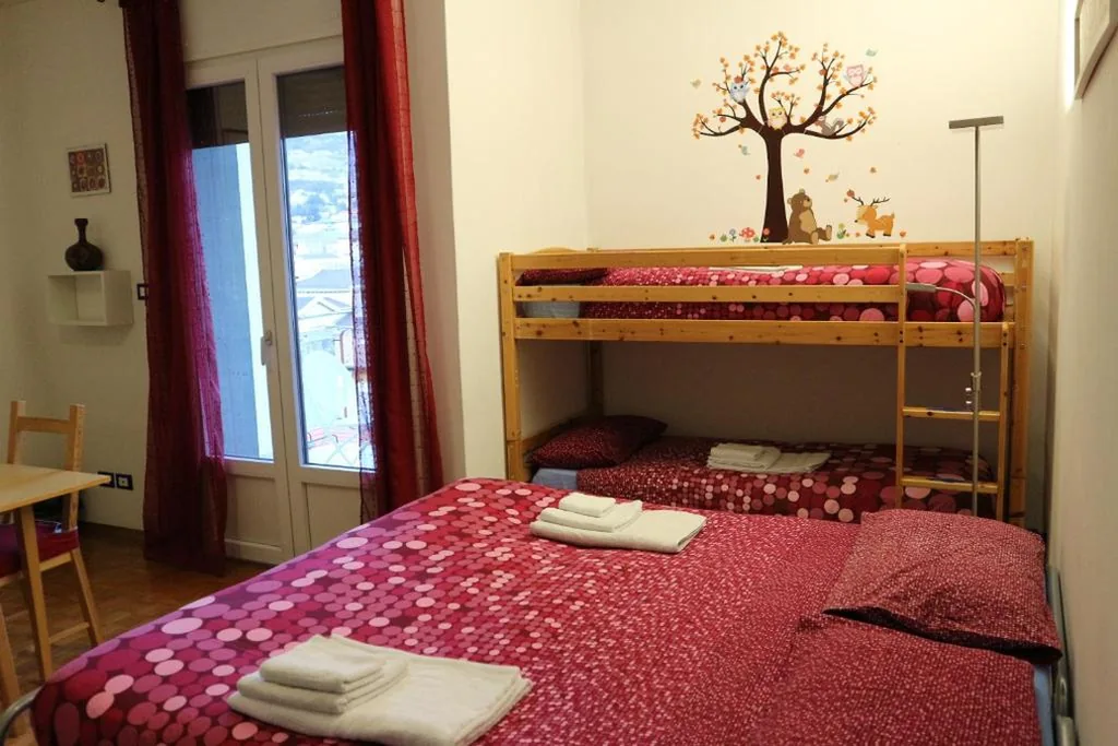 Camera Matrimoniale/Doppia con Letti Singoli con Bagno Privato — B&B Taramelli – garage per bici o 2 moto