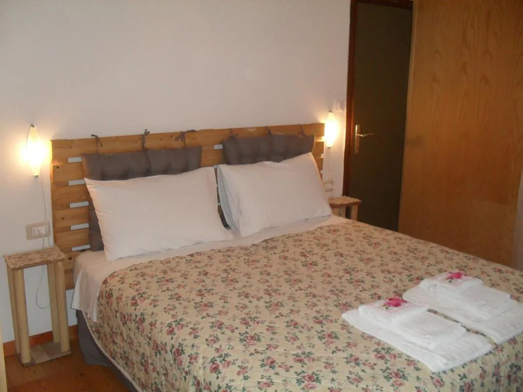 Camera Matrimoniale/Doppia con Letti Singoli con Bagno Privato — Casa Noemi Imer