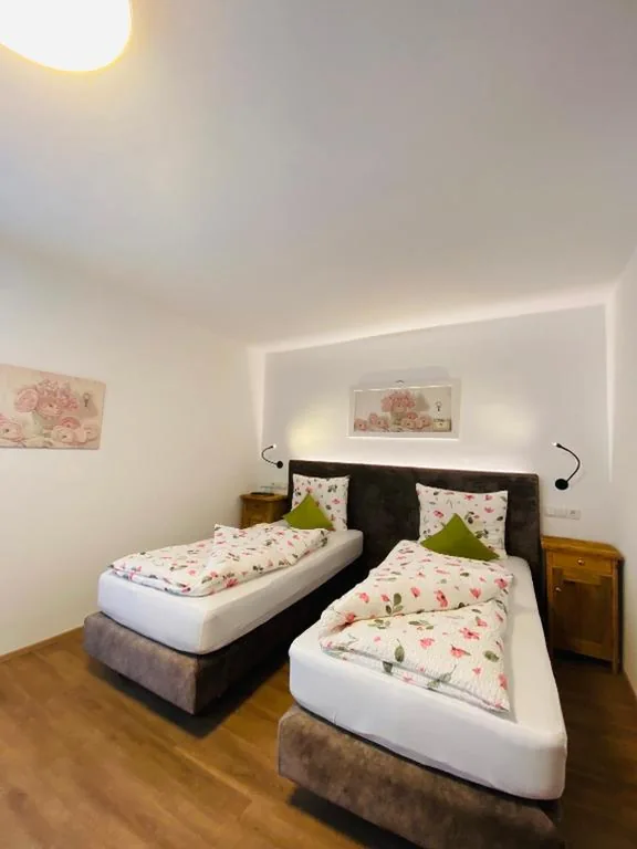 Camera Matrimoniale/Doppia con Letti Singoli con Bagno — Hotel Garni Vinea Montis