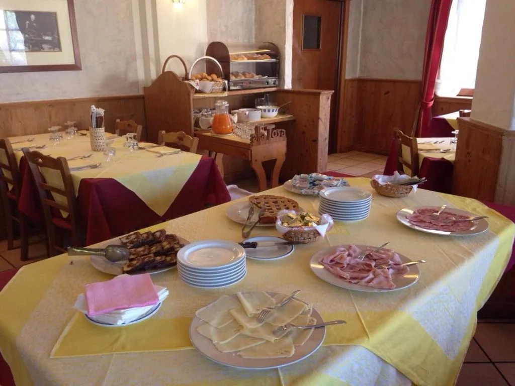 Camera Matrimoniale/Doppia con Letti Singoli con Bagno Privato — Hotel Tosa