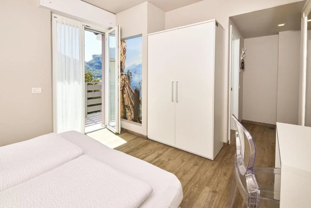 Camera Matrimoniale/Doppia con Letti Singoli con Balcone — Rolly – Rooms & Restaurant