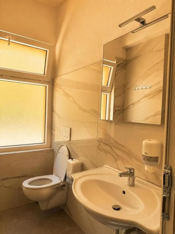 Camera Matrimoniale/Doppia con Letti Singoli con Bagno in Comune — Villa Emma