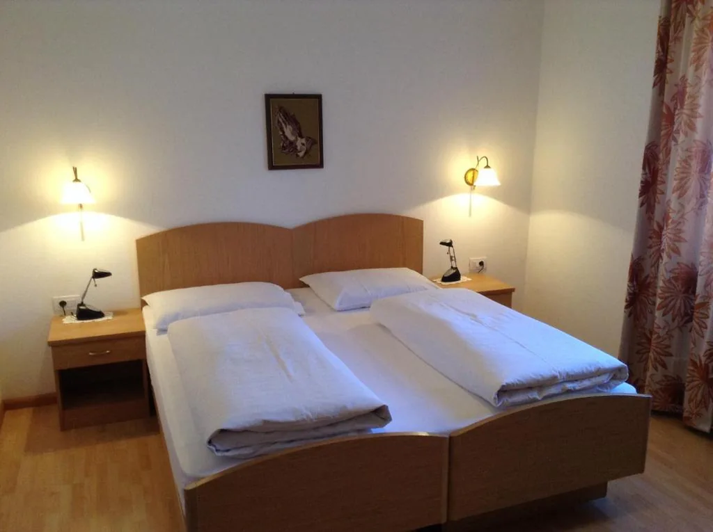 Camera Matrimoniale/Doppia con Letti Singoli con Doccia — Alpenblick Bed & Breakfast