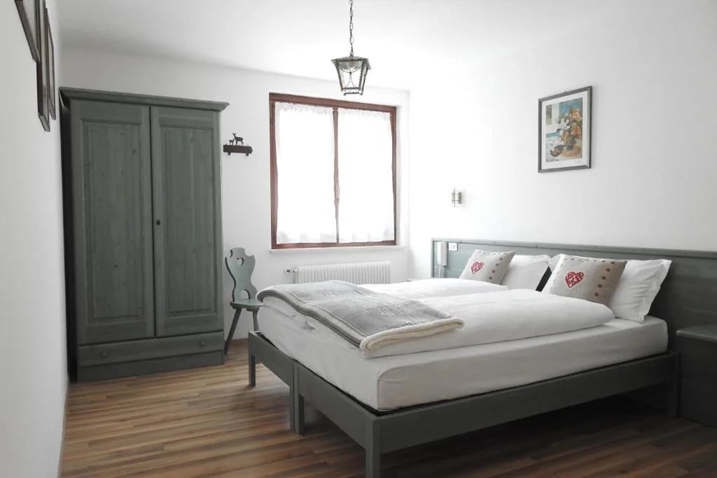 Camera Matrimoniale/Doppia con Letti Singoli con Doccia — Casa Salvaterra Affittacamere