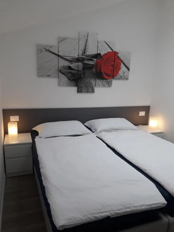 Camera Matrimoniale/Doppia con Letti Singoli con Letto Supplementare — B&B Elisè
