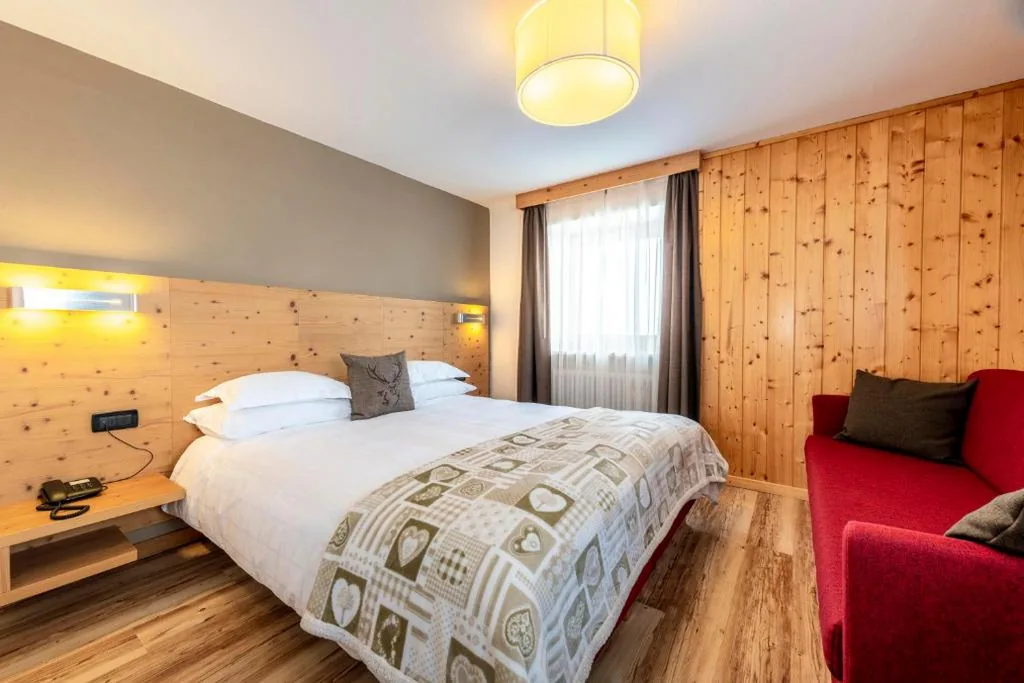 Camera Matrimoniale/Doppia con Letti Singoli con Letto Supplementare — Hotel Col di Lana
