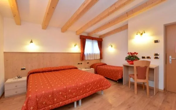 Camera Matrimoniale/Doppia con Letti Singoli con Letto Supplementare — Hotel Zirmes