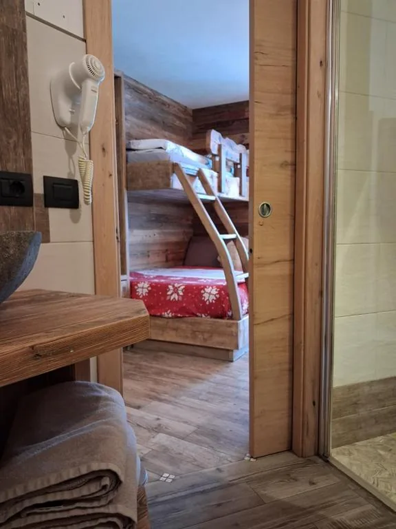 Camera Matrimoniale/Doppia con Letti Singoli con Letto Supplementare — Majon de la nona
