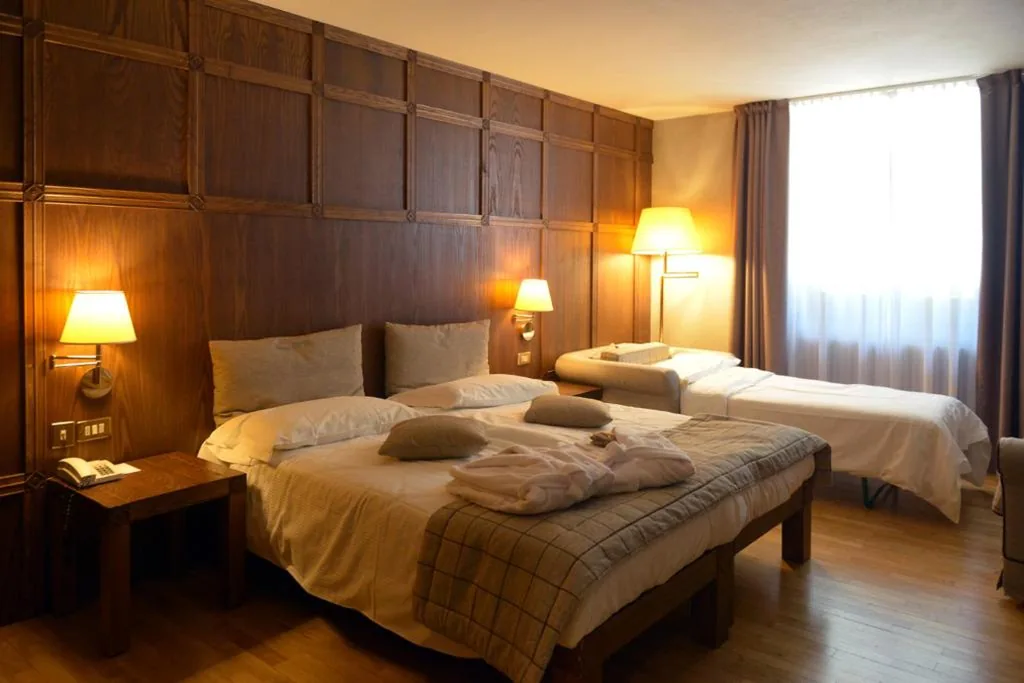 Camera Matrimoniale/Doppia con Letti Singoli con Letto Supplementare — Savoia Palace Hotel