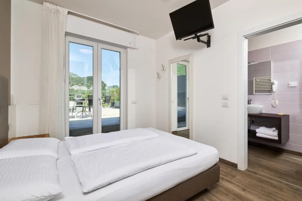 Camera Matrimoniale/Doppia con Letti Singoli con Terrazza — Rolly – Rooms & Restaurant