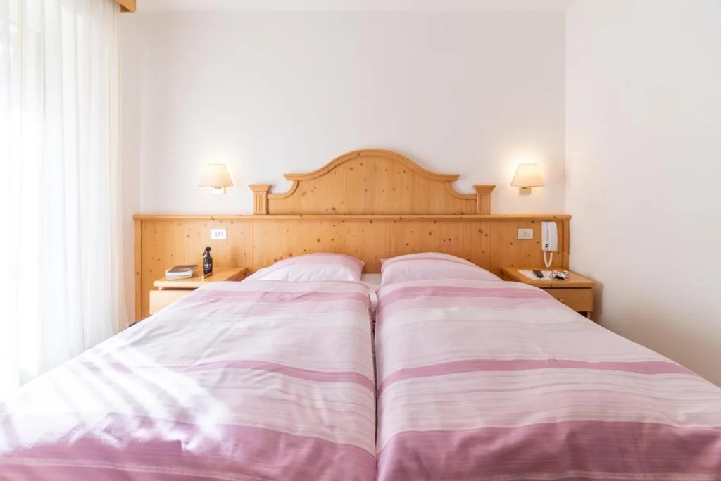Camera Matrimoniale/Doppia con Letti Singoli con Vista Montagna — Albergo Canazei