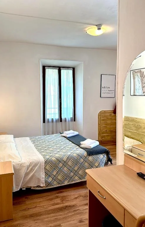 Camera Matrimoniale/Doppia con Letti Singoli con Vista Montagna — Albergo Varone