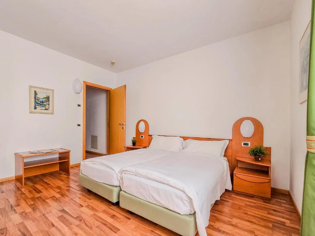 Camera Matrimoniale/Doppia con Letti Singoli con Vista Lago. — Aparthotel Englovacanze