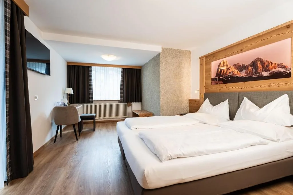 Double/Twin Room with Mountain View — Astor Suites B&B
