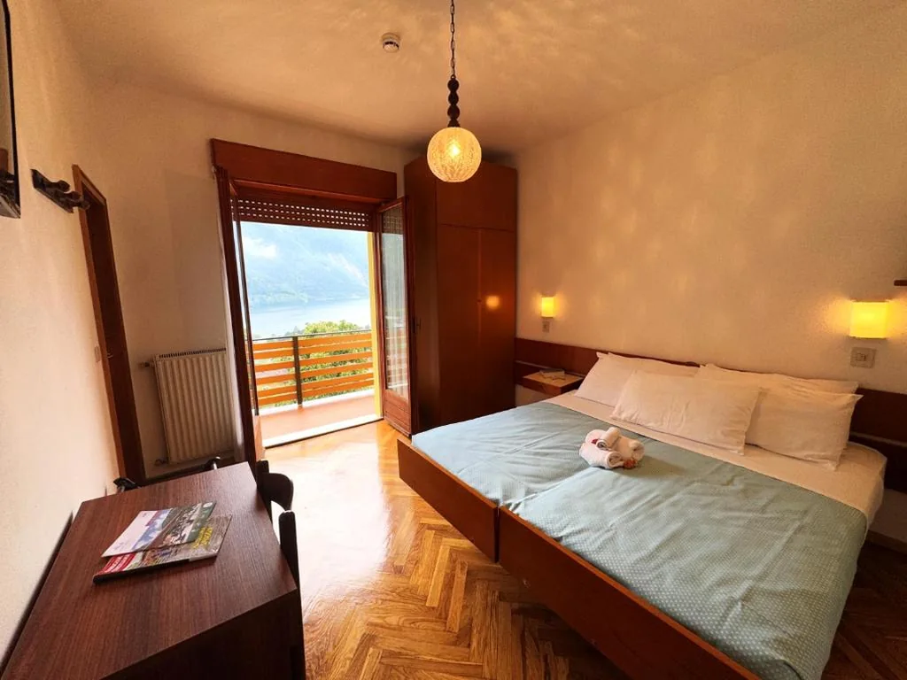 Camera Matrimoniale/Doppia con Letti Singoli con Vista Lago. — Hotel Excelsior