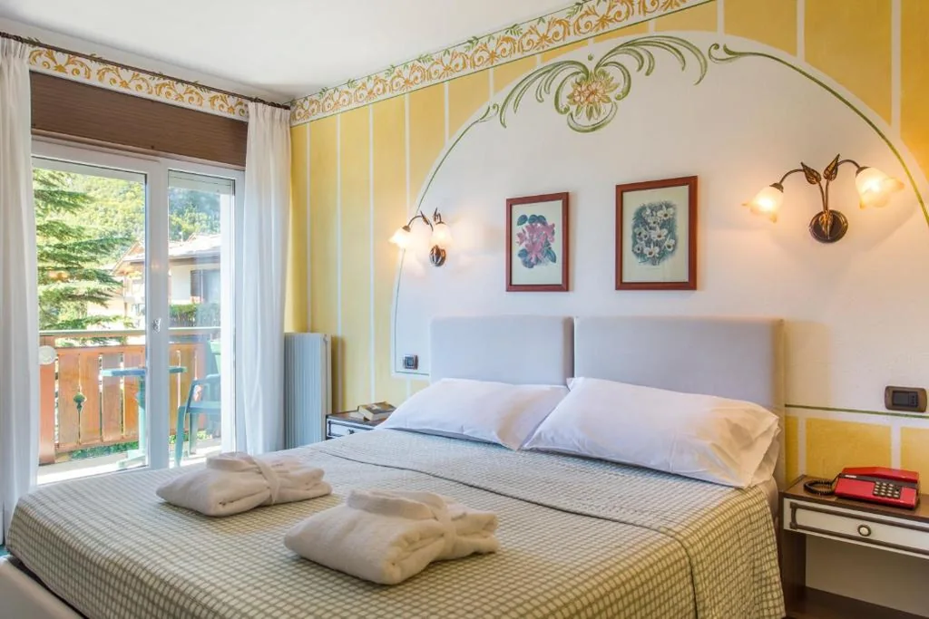 Camera Matrimoniale/Doppia con Letti Singoli con Vista Lago. — Hotel Miralago Wellness – Adults Only