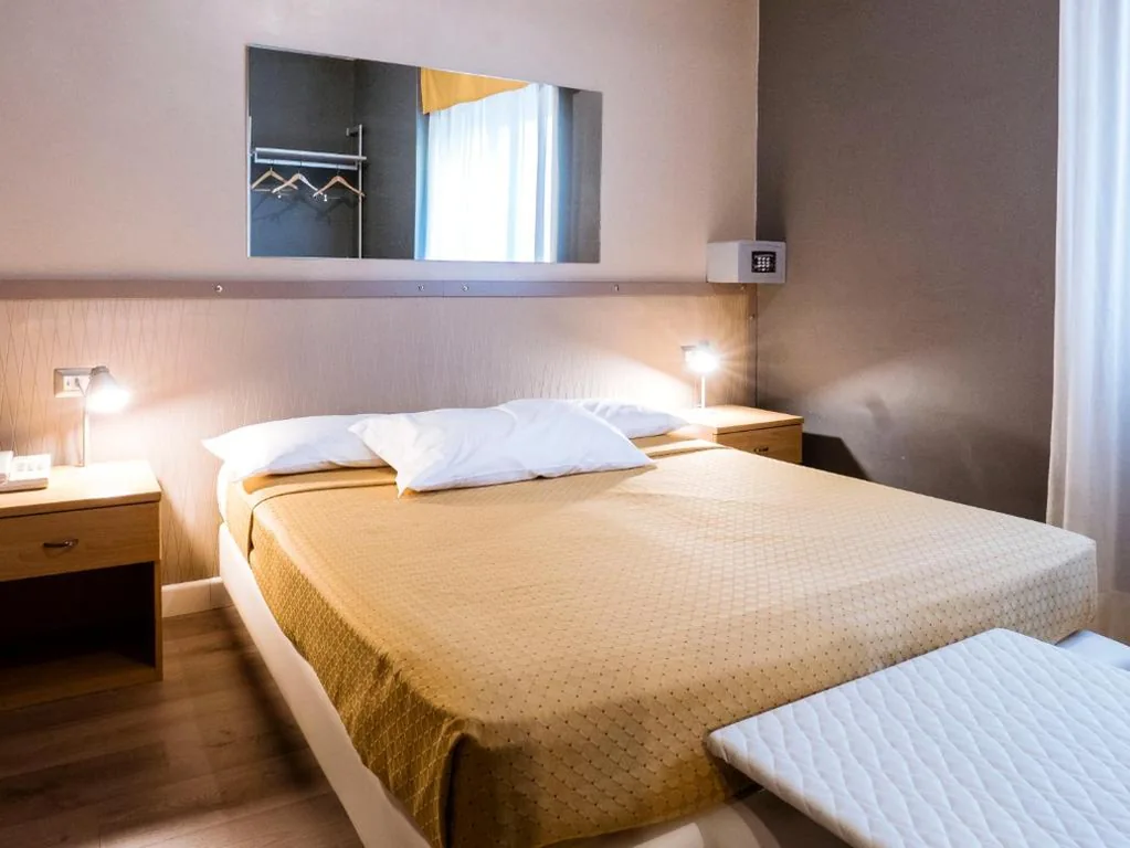 Camera Matrimoniale/Doppia con Letti Singoli — Hotel Doria