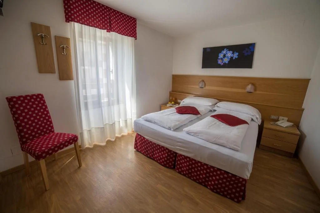 Camera Matrimoniale/Doppia con Letti Singoli — Hotel Due Spade
