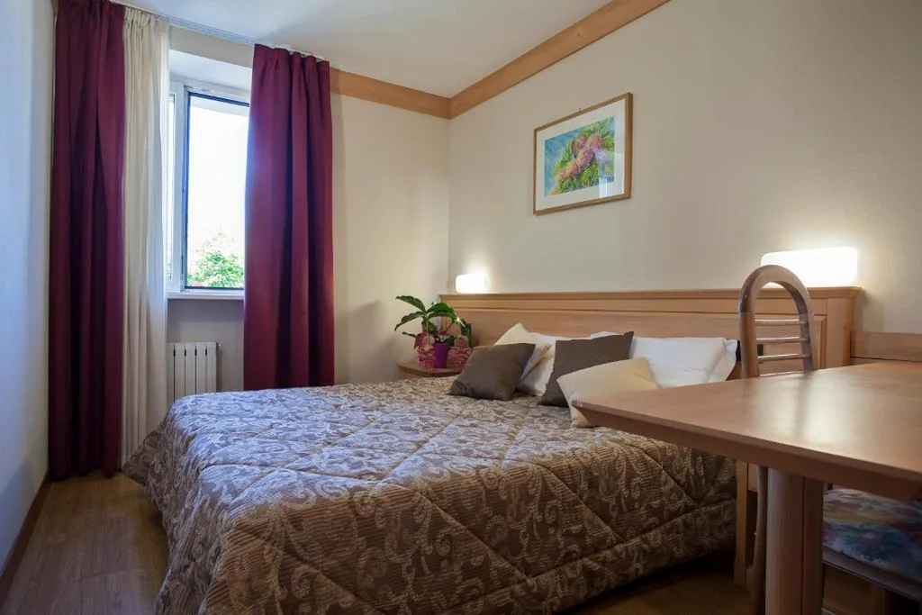 Camera Matrimoniale/Doppia con Letti Singoli — Hotel Vittoria