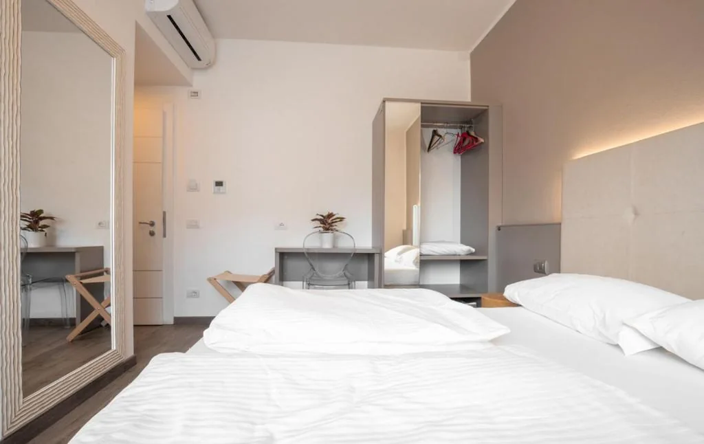 Camera Matrimoniale/Doppia con Letti Singoli — Rolly – Rooms & Restaurant