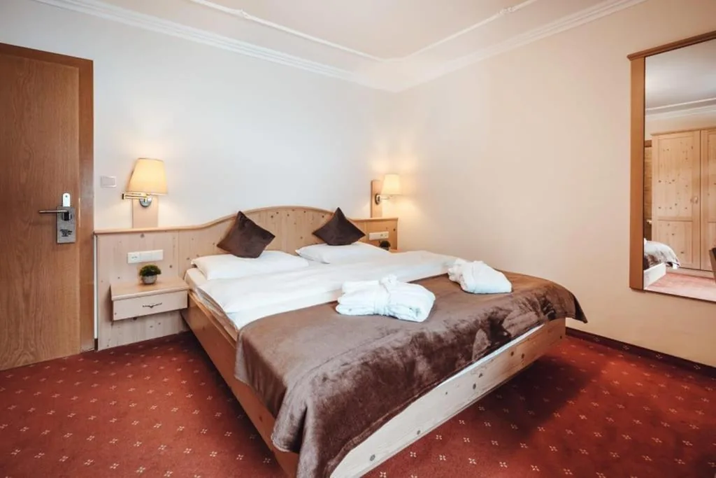 Camera Matrimoniale Economy con Balcone — Hotel Plan de Gralba – das Berghotel