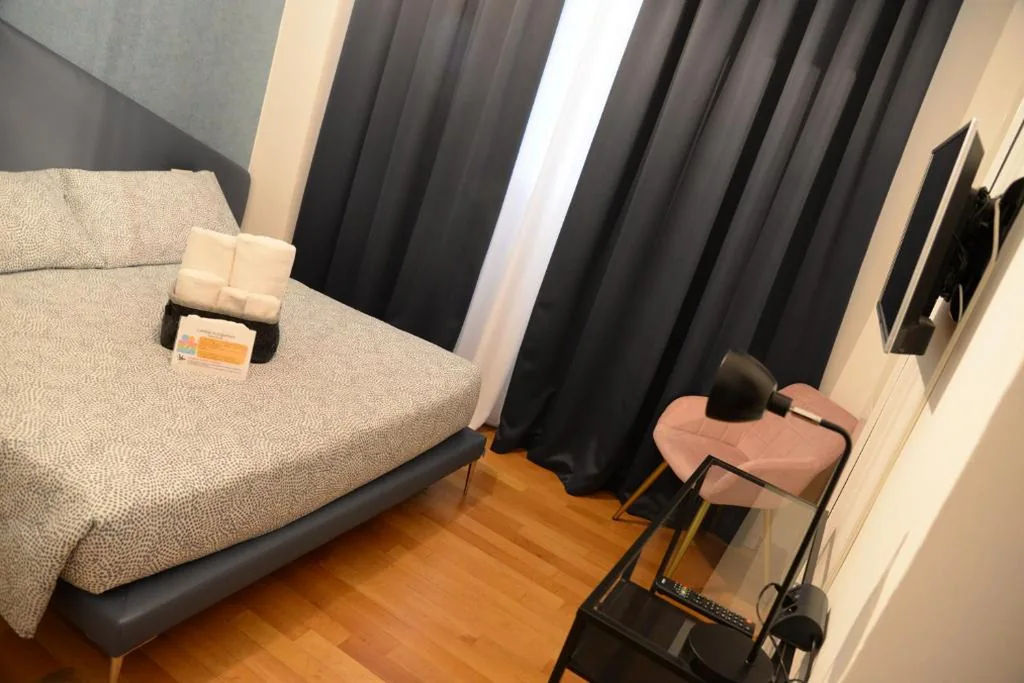 Camera Matrimoniale Standard con Bagno in Comune — House of Trento – NO Reception