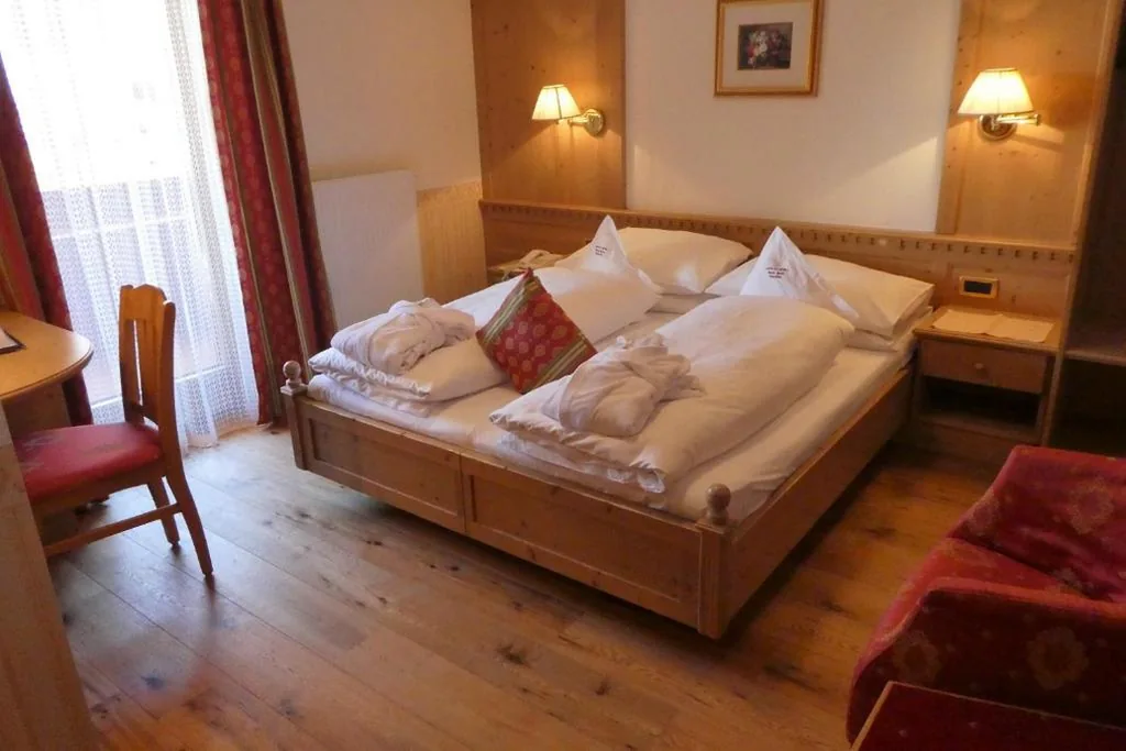 Camera Matrimoniale Standard con Balcone — Hotel Garni Concordia – Dolomites Home