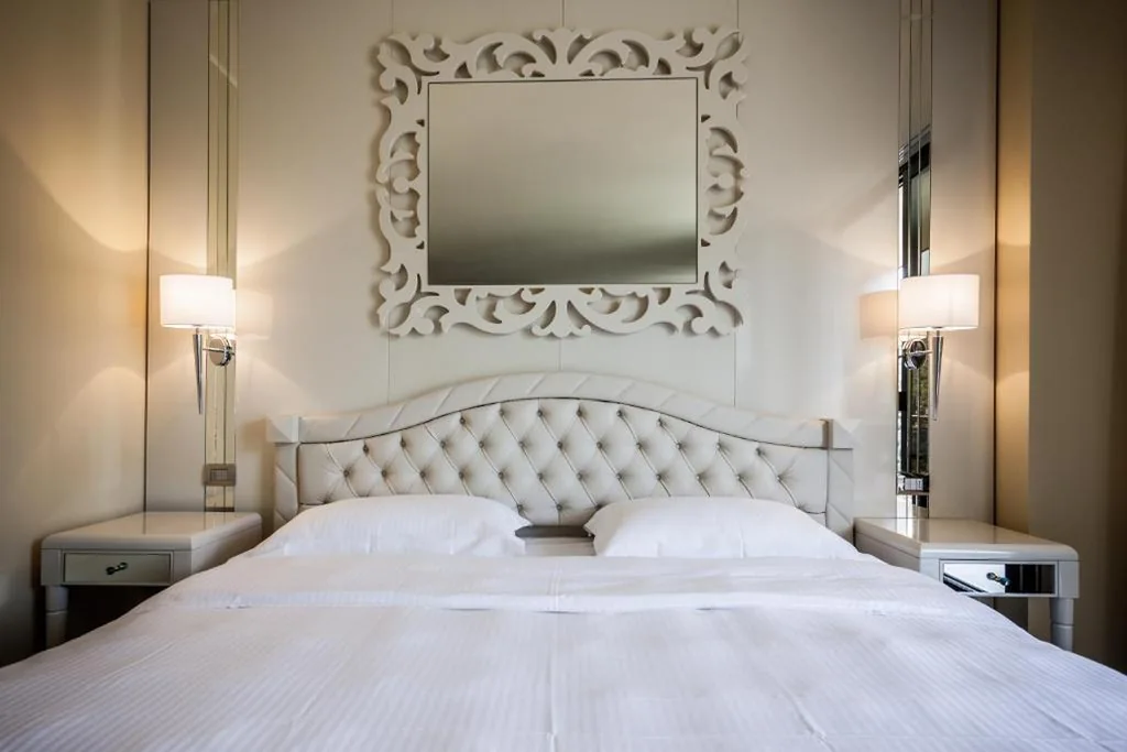 Standard Double Room with Lake View and Balcony — Garda Suite Hotel – Tonelli Hotels